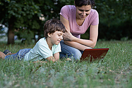 母亲,儿子,笑,看,笔记本电脑,公园