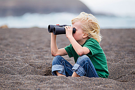 男孩,双筒望远镜,海滩