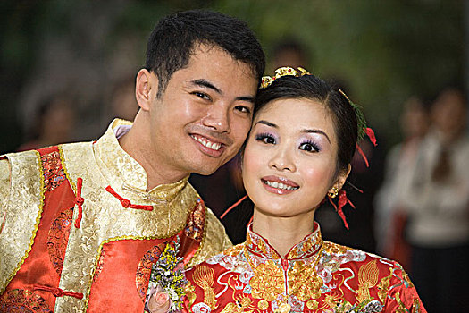新郎,新娘,看镜头,微笑,一起,衣服,传统,中国人