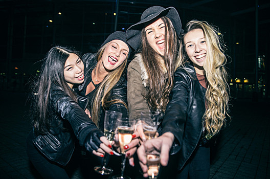 一群女孩子喝酒照片图片