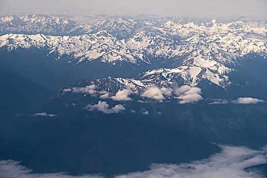 航拍落基山脉雪峰