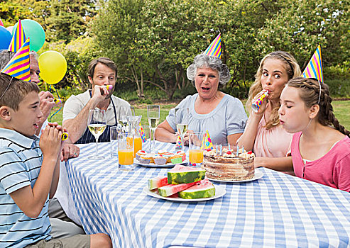 家庭,庆贺,小,女孩,生日,户外,野餐桌,吹,聚会尖角帽