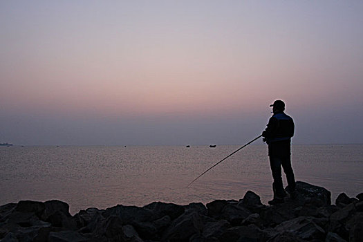 海边钓鱼人