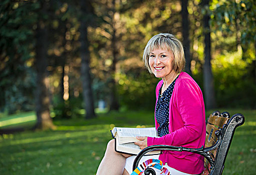 女人,读,圣经,公园长椅,埃德蒙顿,艾伯塔省,加拿大