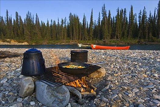 锅,烹调,营火,独木舟,后面,砾石,不列颠哥伦比亚省,育空地区,加拿大,北美