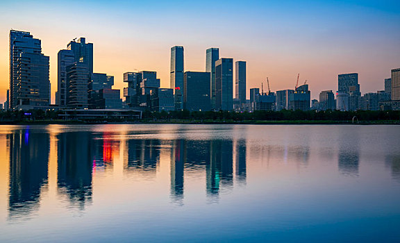 深圳市深圳湾夜景,人才公园,春笋大楼在夕阳下