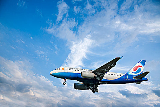 重庆航空的飞机正降落重庆江北机场