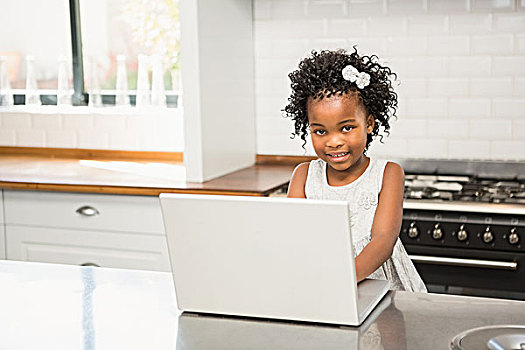 女孩,笔记本电脑,厨房用桌,在家