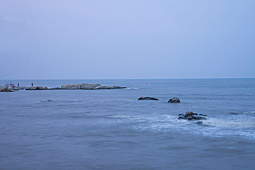 河北省秦皇岛北戴河海滨浴场沿海礁石与海浪