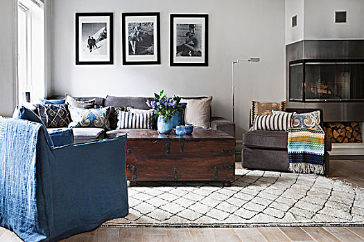 沙发,箱子,桌子,蓝色,扶手椅,靠近,现代,壁炉,黑白,框架,家庭,照片,墙壁