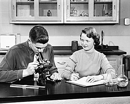 少男,看穿,显微镜,女青年,坐,旁侧,实验室
