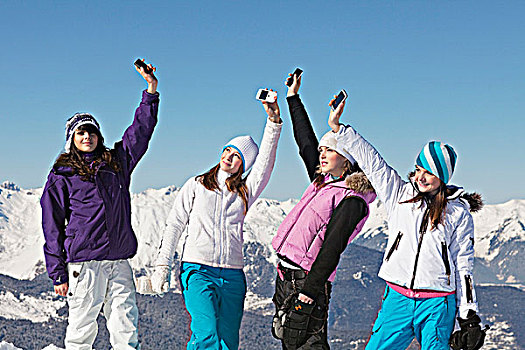 四个,女青年,滑雪,衣服,手机,空中