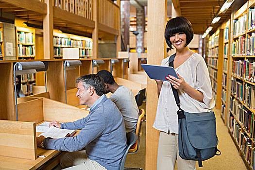 女人,微笑,拿着,平板电脑,人,读,图书馆
