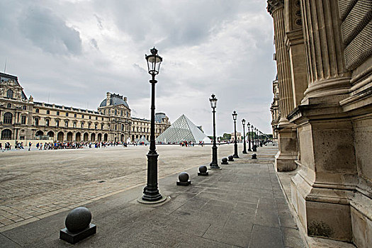 卢浮宫,广场,哥特式建筑,路灯,阴天