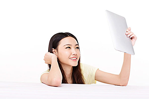 年轻女性使用平板电脑