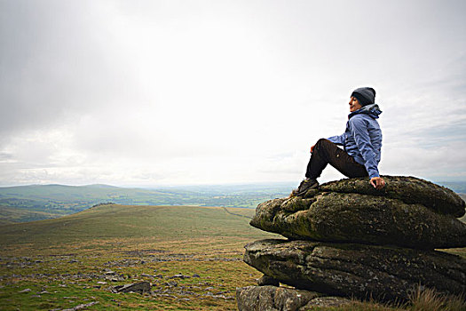 女人,享受,风景,岩石上,排列,达特姆尔高原,德文郡,英国