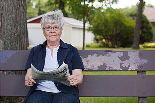 老年,女人,读报,公园