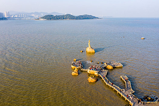 航拍广东珠海情侣中路渔女神像,珠海渔女雕像