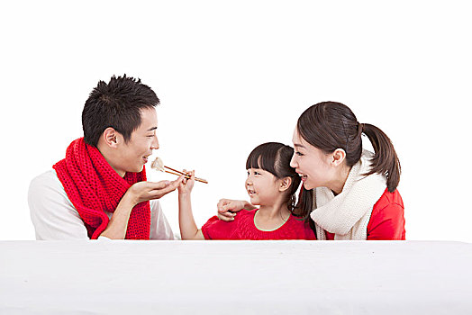 一家三口吃饺子庆祝春节
