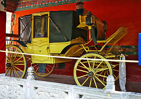 罗布林卡,金色颇章,十三世达赖喇嘛夏宫外的马车