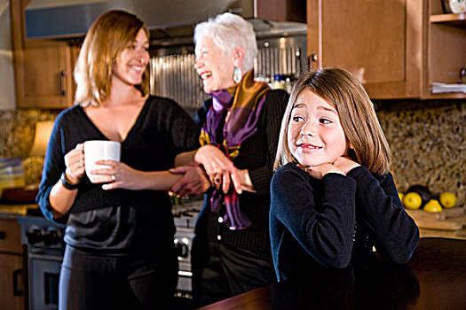 女孩,坐,厨房,妈妈,奶奶,背景