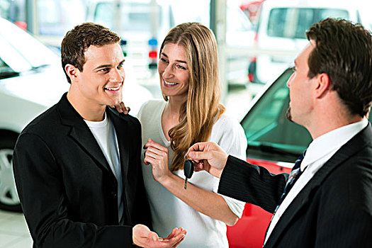 销售,汽车经销,经销商,递给,汽车,钥匙,年轻,情侣,兴奋,站立,背景