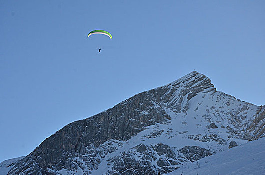 德国,巴伐利亚,阿尔卑斯峰,冬天,滑翔伞