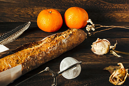 新鲜出炉的法国面包法棍摆放在木板上