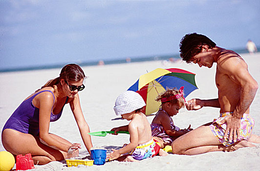 父母,孩子,穿,泳衣,玩,沙子,玩具,海滩