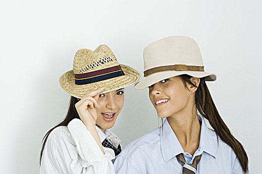 两个,美女,朋友,戴着,帽子,看镜头,微笑