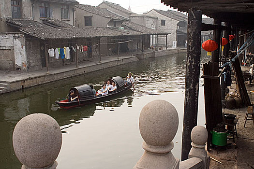 浙江绍兴安昌古镇店铺,乌蓬船