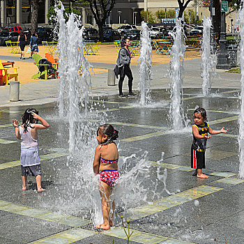 圣何塞,喷泉广场上戏水的孩子