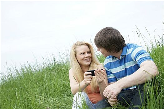 年轻,情侣,坐,草地,发送,短信