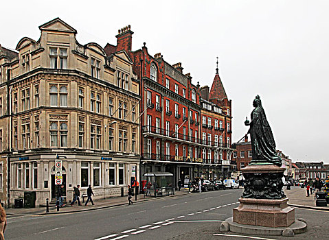 温莎镇上的泰晤士大街和女王塑像