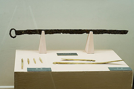 内蒙古博物馆陈列东汉骨镞,环首铁刀,弓铒