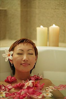 女人,放松,浴缸,花,漂浮