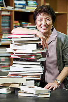 头像,亚裔美国人,女业主,书店,靠着,大,一堆,书本
