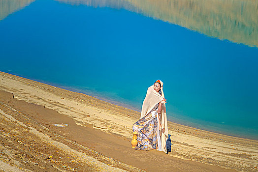 新疆,湖泊,湖水,沙滩,女人