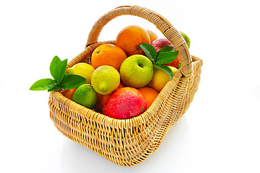 装在篮子里新鲜的综合水果在白色的背景