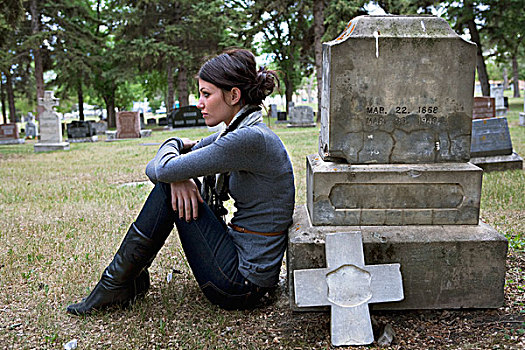 美女,坐,墓碑,墓地,埃德蒙顿,艾伯塔省,加拿大