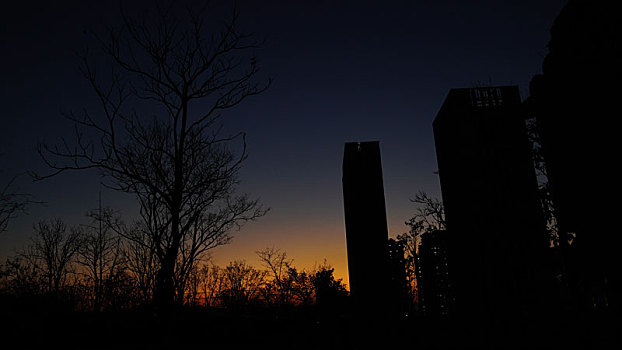 夕阳下的城市公园