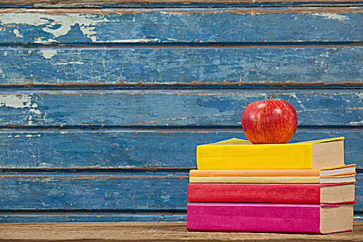 一堆,书本,苹果,蓝色,木质背景