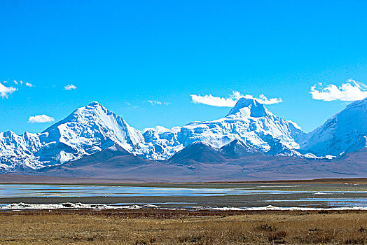 雪山下的河流