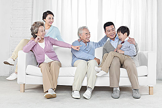 穿休閑服裝坐在沙發(fā)上的一家人