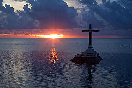沉默的公墓-海上十字架