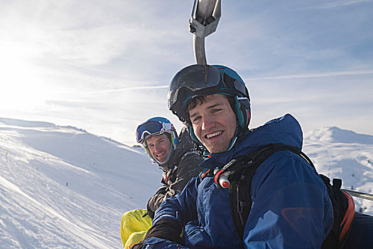滑雪,奥地利,两个男人,坐,笑,缆车