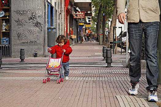 小女孩,走,父亲,推,玩具,婴儿车,马德里,西班牙