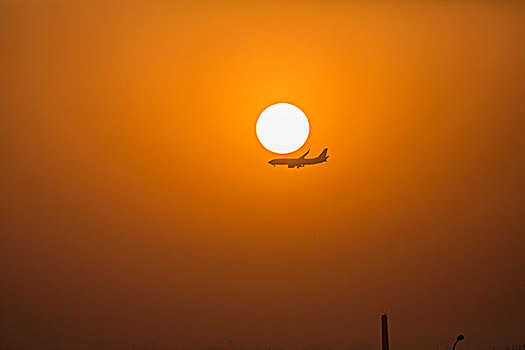 飞机掠过太阳