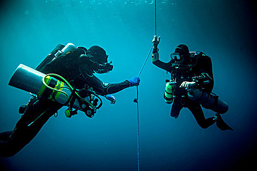 水下视角,两个,科技,潜水,装置,失事船舶,龙目岛,印度尼西亚