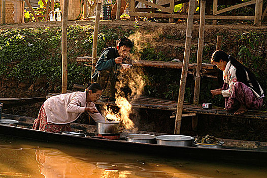 女人,销售,汤,船,水上市场,靠近,乡村,茵莱湖,掸邦,缅甸